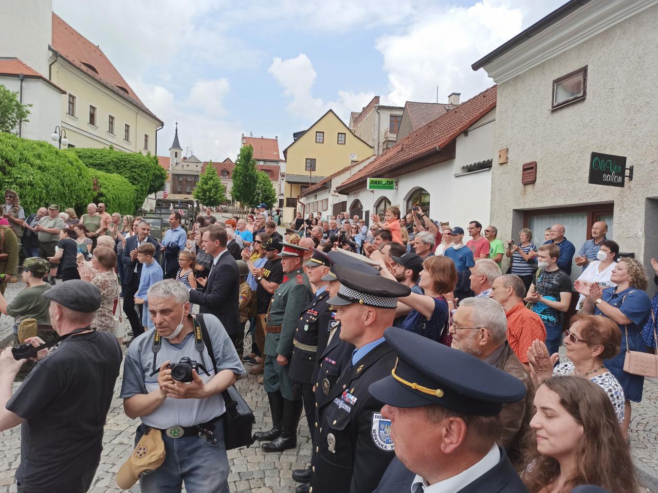 veřejnost při odhalení památníku