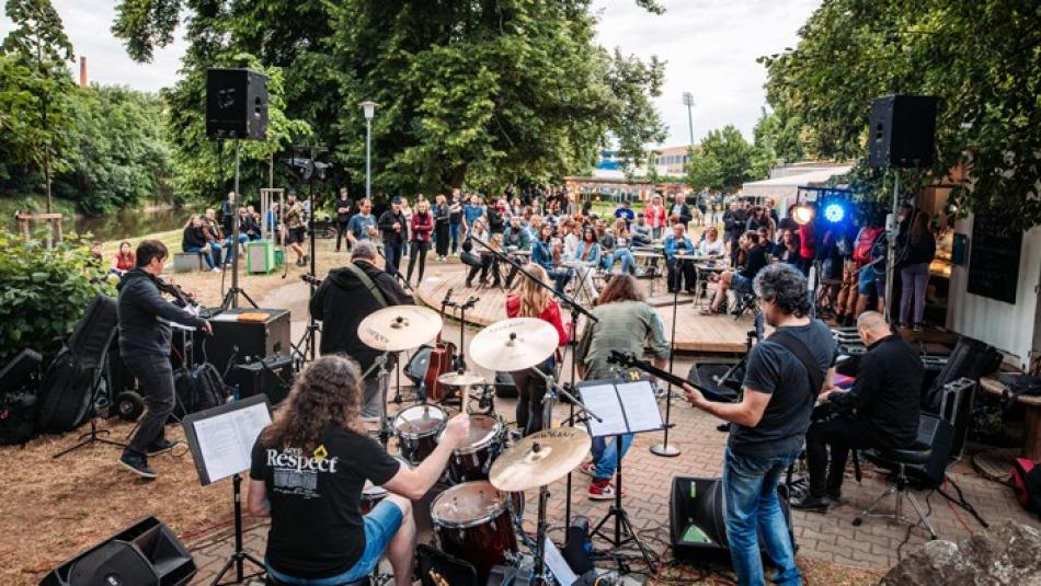 Hudba, divadlo, tanec. Plzeňské náplavky ožívají kulturou