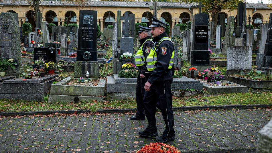 Blíží se Dušičky, policie zvýší dohled na hřbitovech