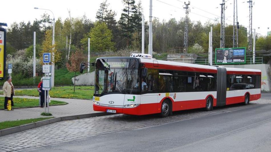 V autobusu se po pádu zranila cestující. Policisté hledají svědky!