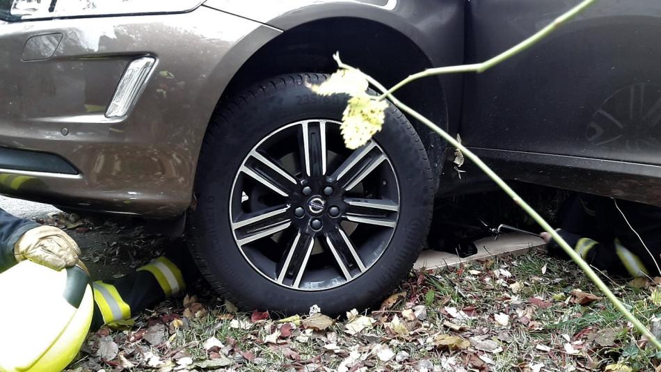 Senior nezajistil své auto, které ho následně přejelo. Vrtulník muže transportoval do nemocnice