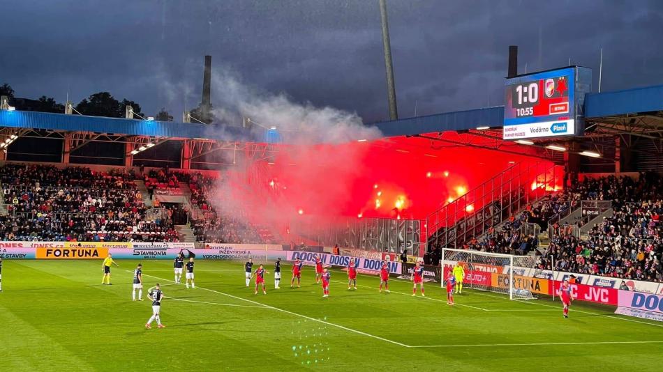 Viktoria Plzeň podává trestní oznámení na fanoušky Slavie! Vzduchem létaly vytrhané sedačky