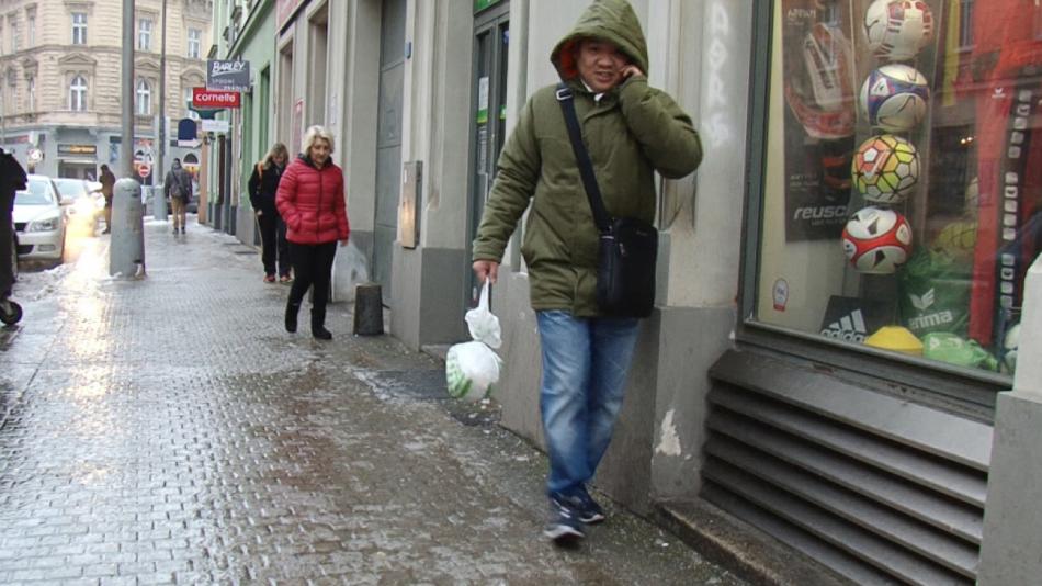 Meteorologové varují: Silnice a chodníky pokryje ledovka