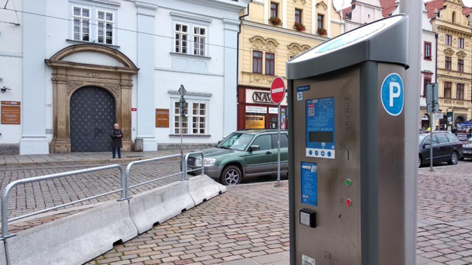 Část řidičů bude mít v dalších letech parkování v Plzni zdarma. O koho se jedná?