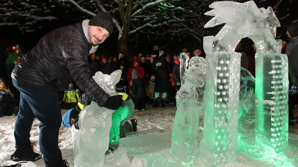 Na Habrmannově náměstí je k vidění první ledový betlém v Plzni