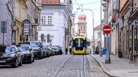 Rekonstrukce tramvajové trati na náměstí pokročila, řidičům se uzavřel další vjezd