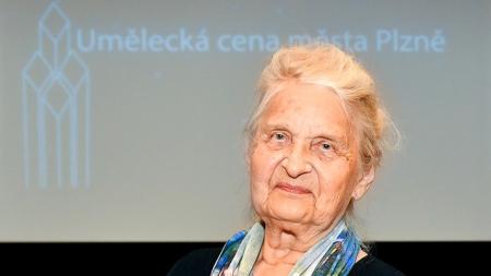 Holky a kluci, jak se máte? zdraví své kameny v ateliéru sochařka Miroslava Nová, která vstoupila do síně slávy