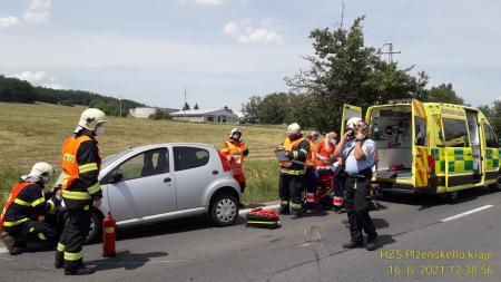 Na hlavním tahu na Nepomuk se srazila dvě auta. Jednoho člověka museli hasiči vyprostit