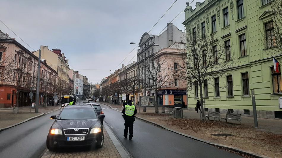 Řidiči zkouší na Americké své štěstí. Strážníci rozdávají desítky pokut denně