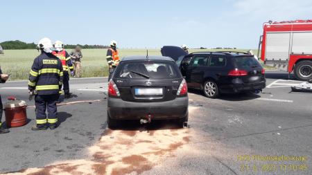 Střet dvou aut komplikuje dopravu na hlavním tahu na Přeštice