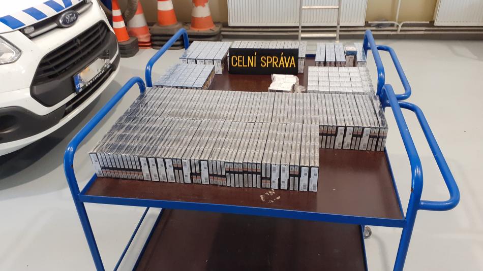 Celníci objevili tajnou schránku na přepravu cigaret v dodávce na dálnici D5!