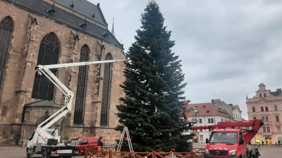 Symbol Vánoc mizí z náměstí. Odstrojení jedle trvá několik dní