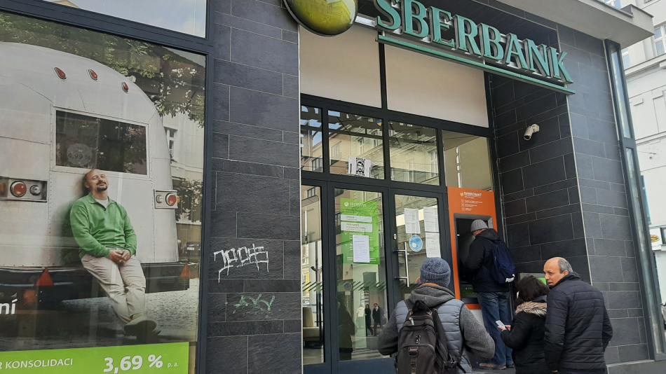 V kapse mám dvě stovky a nevím co bude dál! I tak mluví klienti plzeňské Sberbank