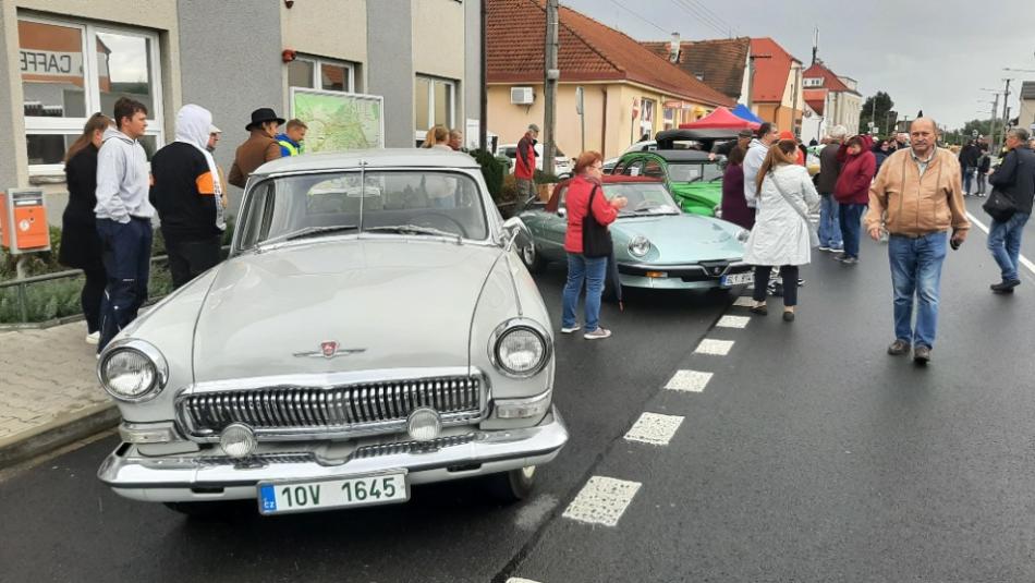 Na desátou výstavu historických vozidel ve Zruči – Senci se přišlo podívat velké množství zájemců