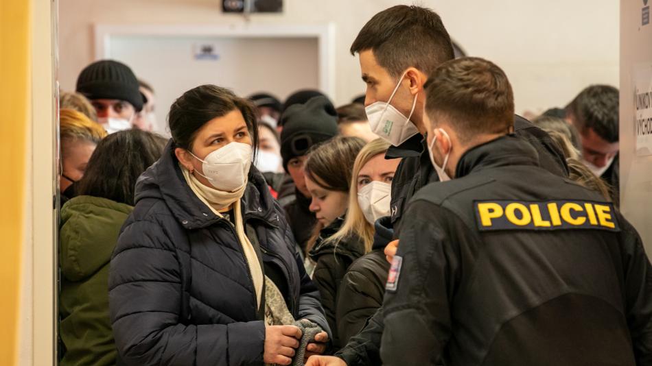 Centrum pro uprchlíky odbavilo stovku Ukrajinců, před úřadem se tvoří fronty