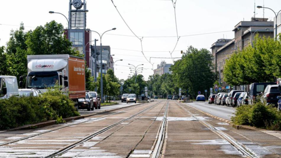 Řidiče i cestující hromadnou dopravou čekají komplikace. Začíná další etapa opravy Koterovské ulice