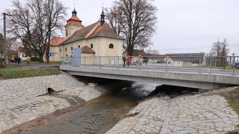 Motoristům slouží opravený most v Dnešicích