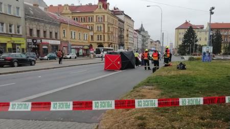 Dobíhání tramvaje se dívce stalo osudné. Usmrtilo ji projíždějící auto