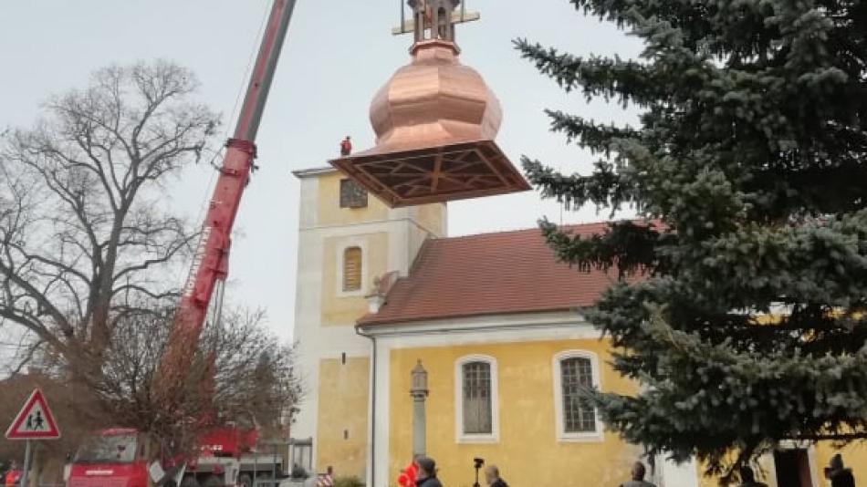 Na věž kostela se vrátila báň. Vynesl ji tam jeřáb