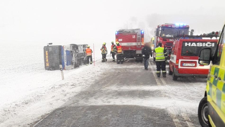 Počasí komplikuje provoz na silnicích. Boural autobus i vlak!