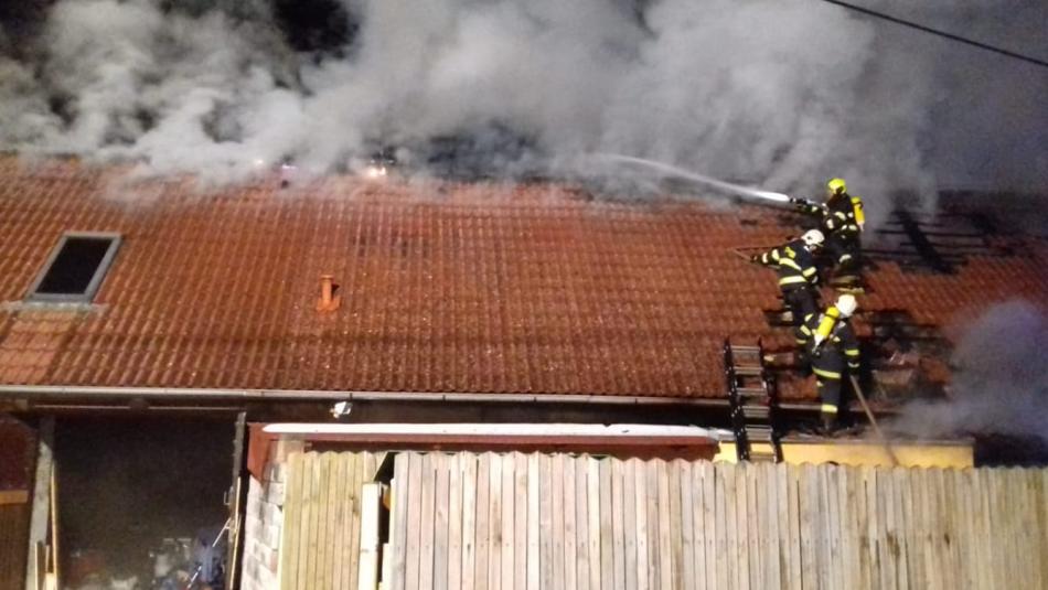 Při požáru rodinného domu se vážně zranil starší muž