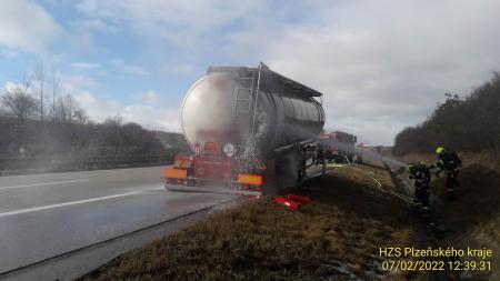 Aktualizováno: Požár cisterny uzavřel dálnici D5!