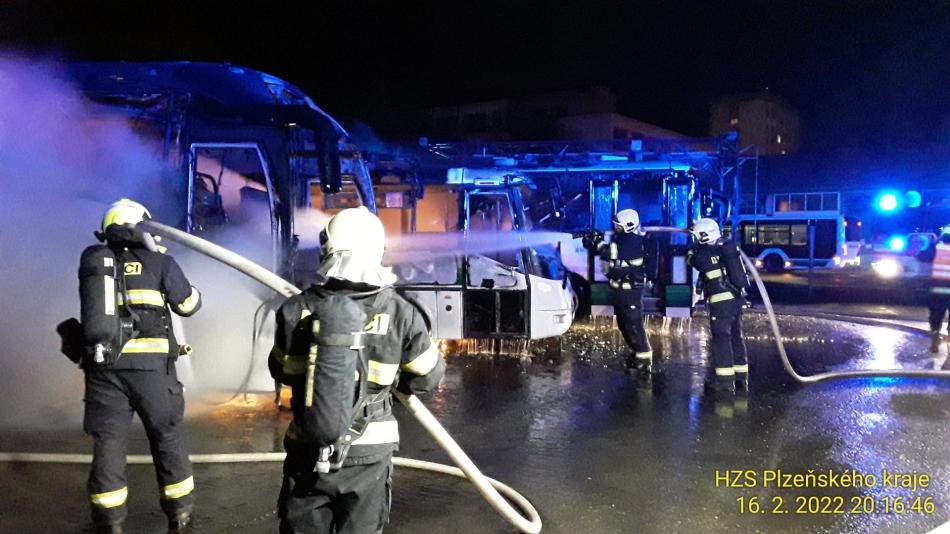 Velký požár v depu. Plameny poškodily několik autobusů!