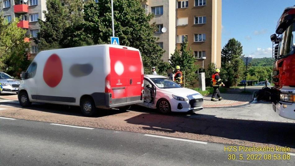 Při nehodě auta s dodávkou se zranila jedna žena