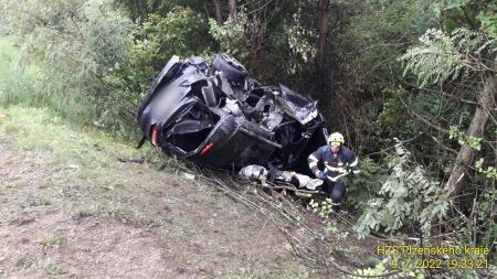 Vážná nehoda na dálnici D5. Řidič za jízdy usnul, spolujezdec je v kritickém stavu