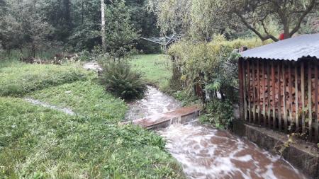 Klabava dosáhla po rychlém dešti na třetí povodňový stupeň