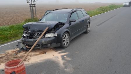 U Sušice havarovala tři osobní vozidla, komunikace je neprůjezdná