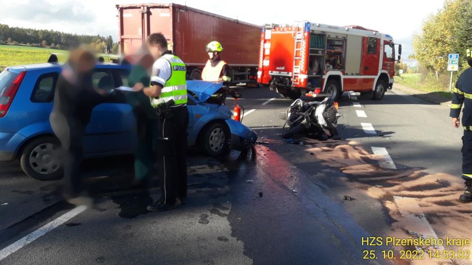 Mezi Plzní a Nepomukem došlo ke střetu motocyklu s osobním vozem