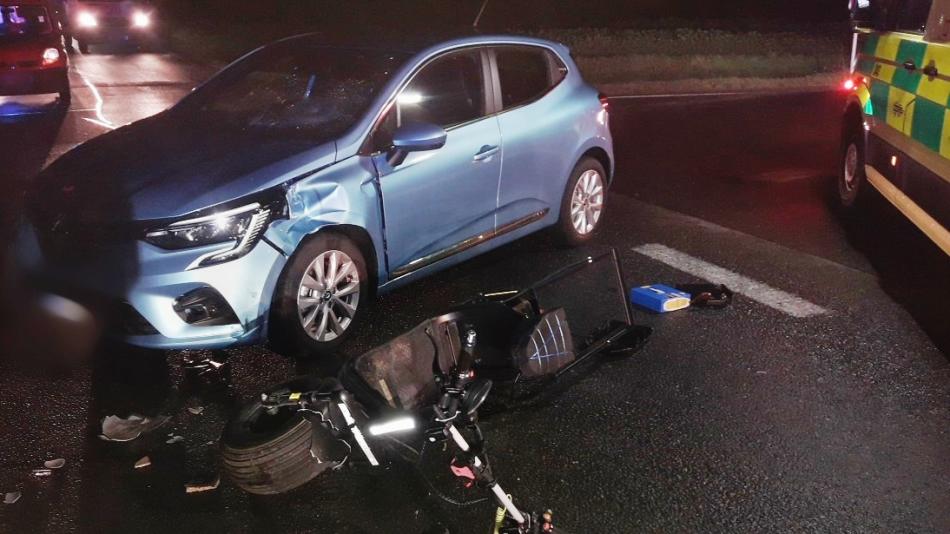 Ženu na elektrokoloběžce srazilo auto, utrpěla středně těžká zranění