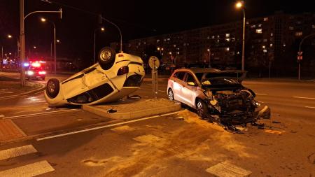 Vážná dopravní nehoda dvou vozidel zastavila provoz na křižovatce v Bolevci