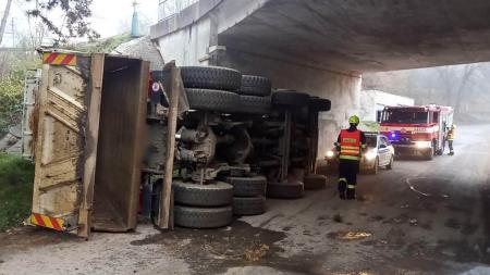 Ve Stříbře se převrátilo nákladní auto, narazilo do podjezdu silnice