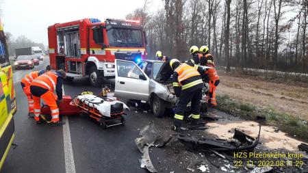 Při střetu dvou aut na hlavním tahu na Přeštice se vážně zranil mladý řidič!