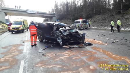 Aktualizováno: Řidiče oslnilo slunce a najel do kamionu. Spolujezdkyně bojuje o život!