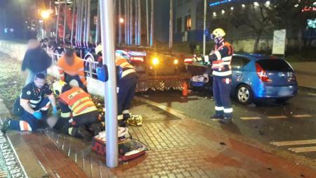 Nákladní auto nedalo přednost osobnímu vozu. Mladý řidič se těžce zranil!