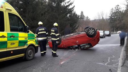 Mezi Chrástem a Dolanským mostem havarovalo osobní vozidlo, komunikace je neprůzejdná