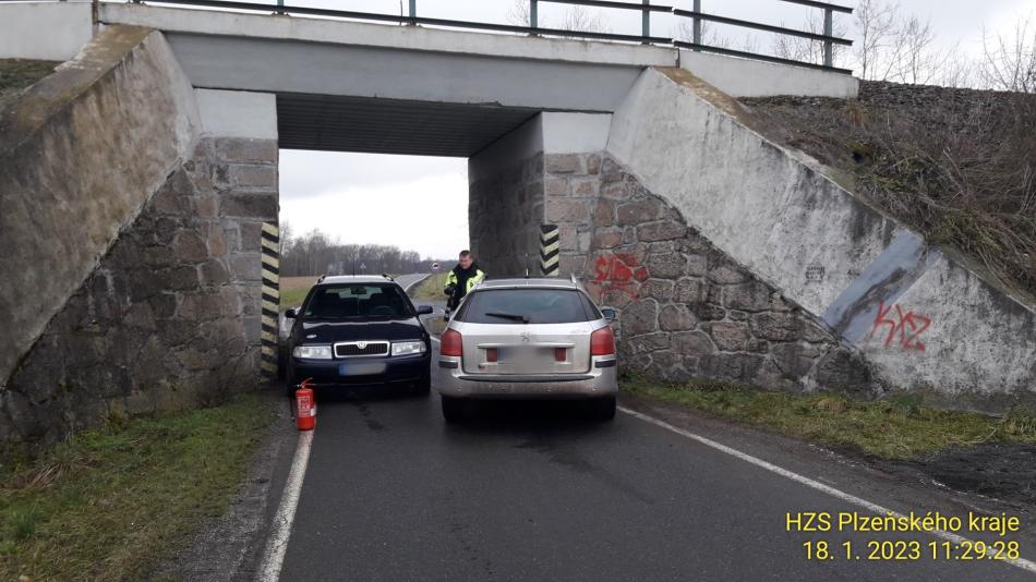 Dvě auta se srazila přímo pod železničním viaduktem