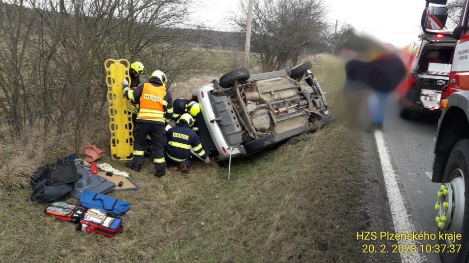 Aktualizováno: Senior převrátil auto do příkopu, vyprošťovat ho museli hasiči!