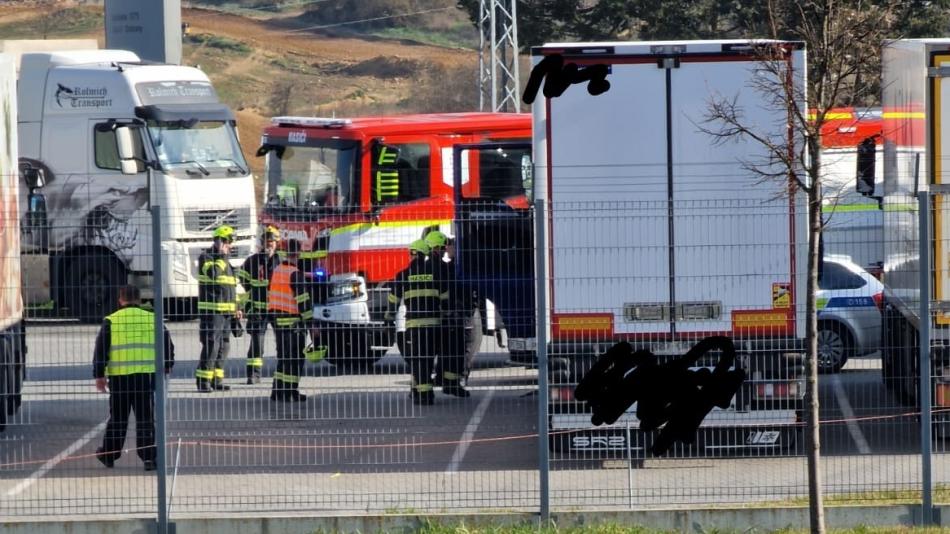 V kamionu na parkovišti v Dobřanech byl nalezen mrtvý muž!