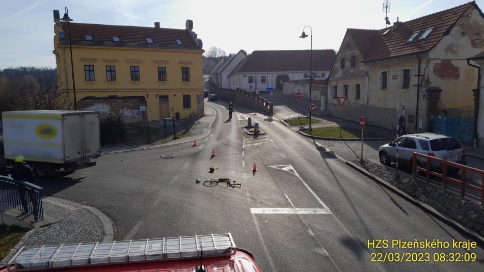 Aktualizováno: V Božkově se srazilo auto s koloběžkářem