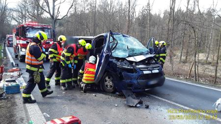 Aktualizováno: Hlavní tah na Plasy uzavřel střet kamionu s dodávkou!