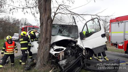 Aktualizováno: Na Tachovsku narazila dodávka do stromu. Muž bojuje o život!