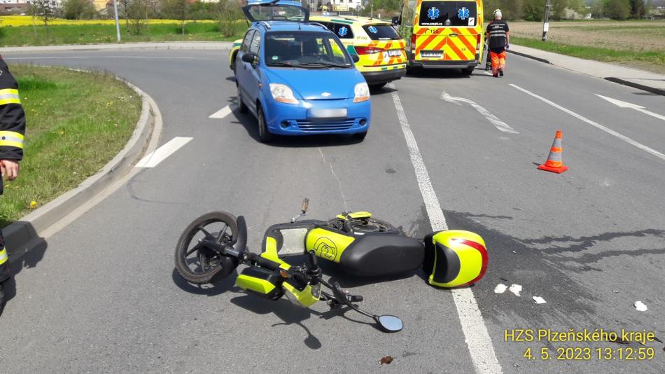 Třiaosmdesátiletý řidič nedal přednost seniorovi na skútru. Ten se těžce zranil