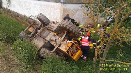 Řidiče manipulačního vozíku postihl kolaps. Letěl pro něj vrtulník