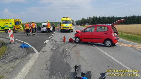 Srážka dvou aut uzavřela hlavní tah z Plzně na Přeštice