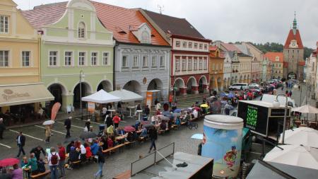 V Domažlicích vytvořili rekord. Měli nejdelší česko-německý piknikový stůl!