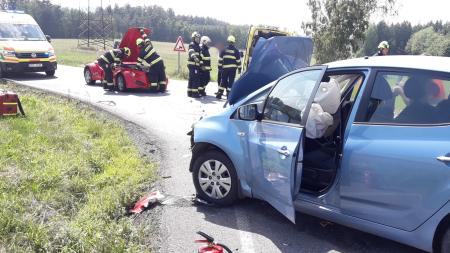 U odbočky na Ostrov u Bezdružic došlo k dopravní nehodě dvou vozidel